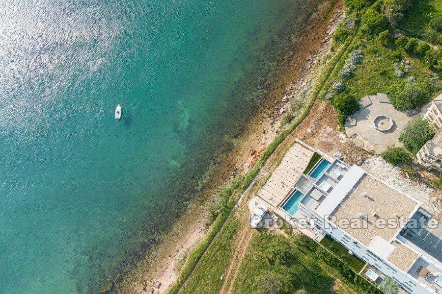 Modernes Apartment, erste Reihe zum Meer