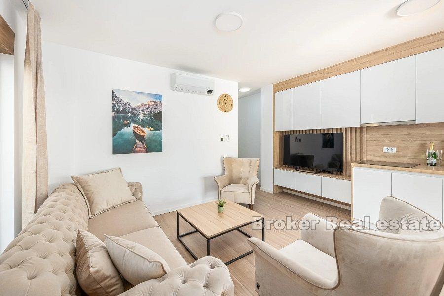 Современная квартира, первый ряд от моря