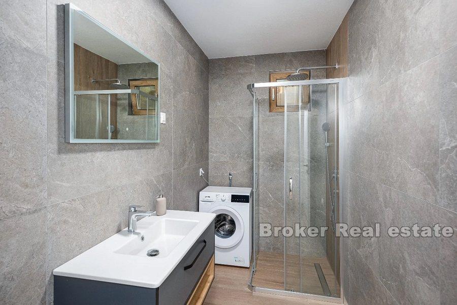 Современная квартира, первый ряд от моря