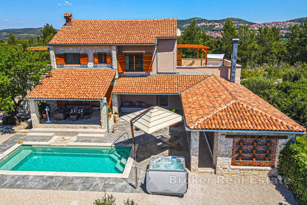 Villa de luxe en pierre avec piscine