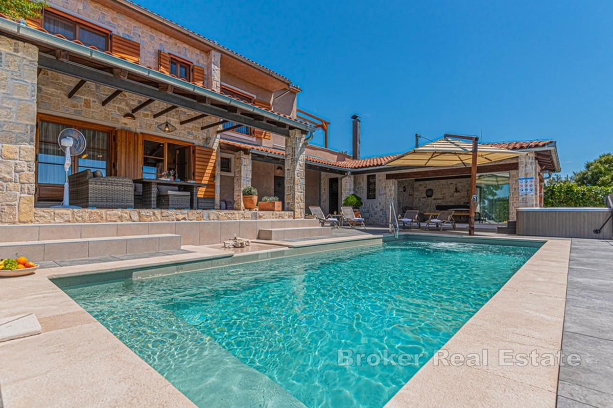 Villa de luxe en pierre avec piscine