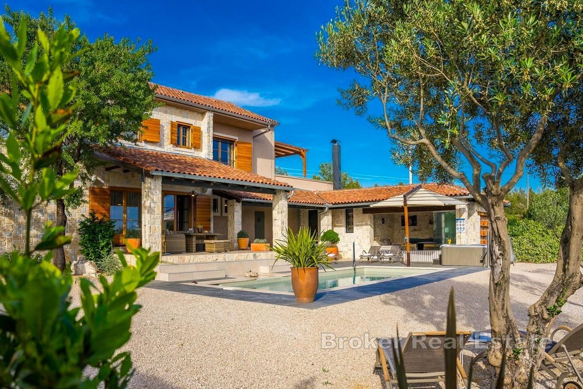 Villa de luxe en pierre avec piscine