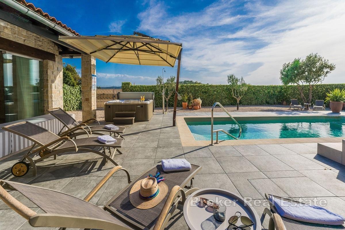 Villa de luxe en pierre avec piscine