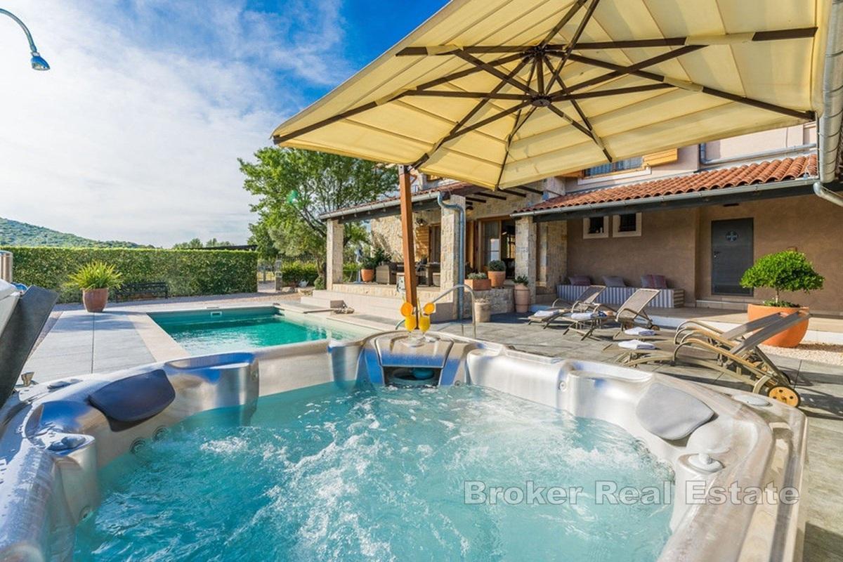 Villa de luxe en pierre avec piscine