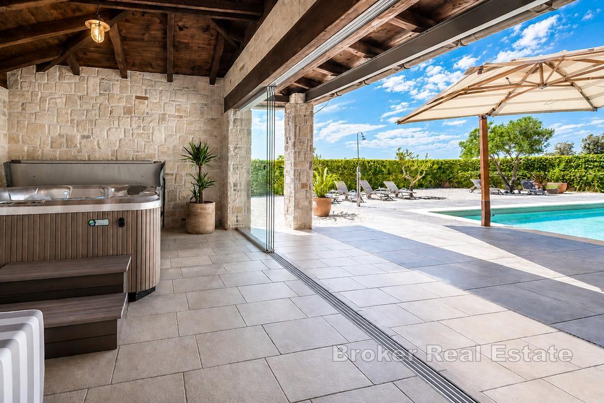 Villa de luxe en pierre avec piscine