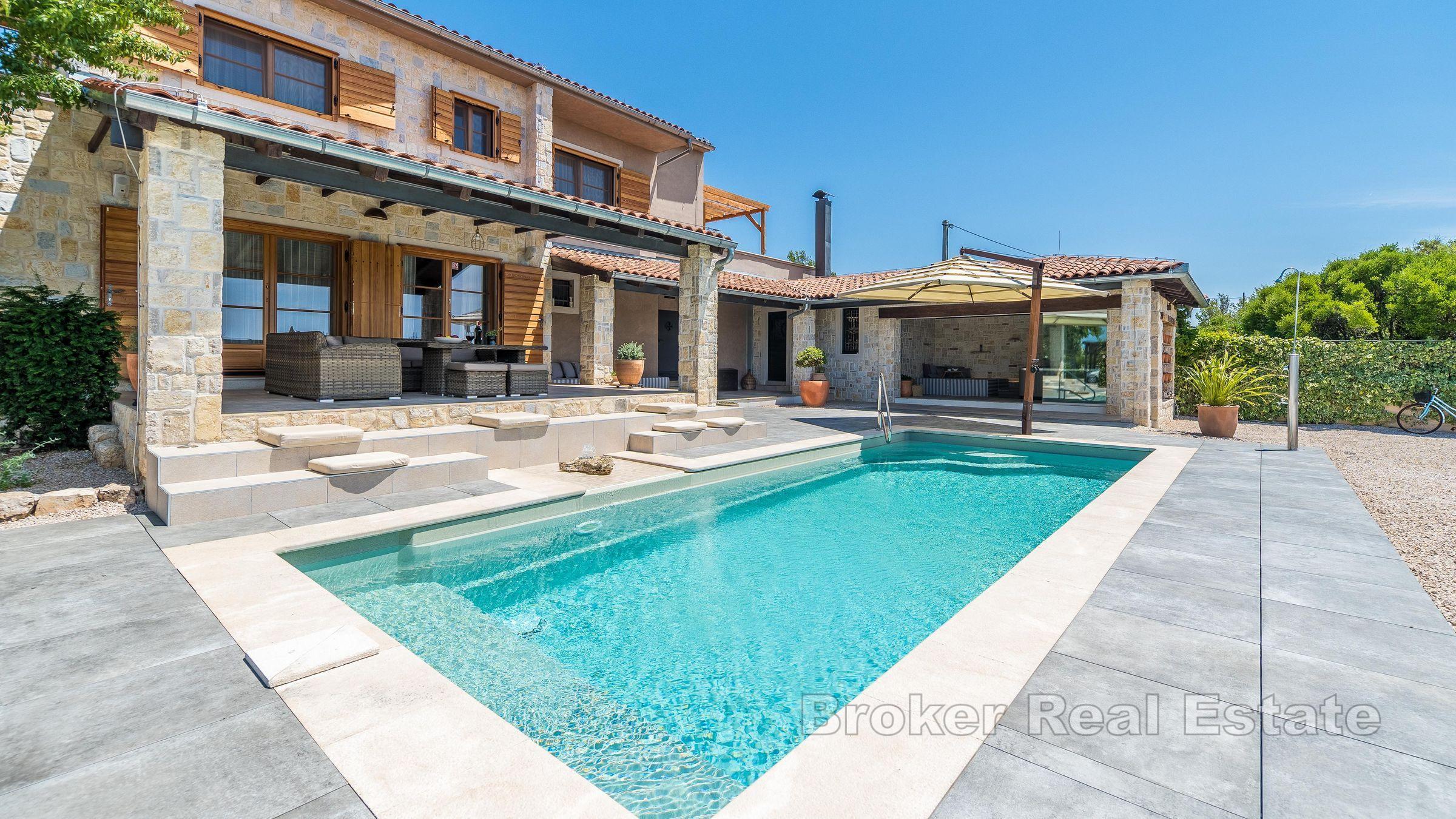 Lyxig stenvilla med pool