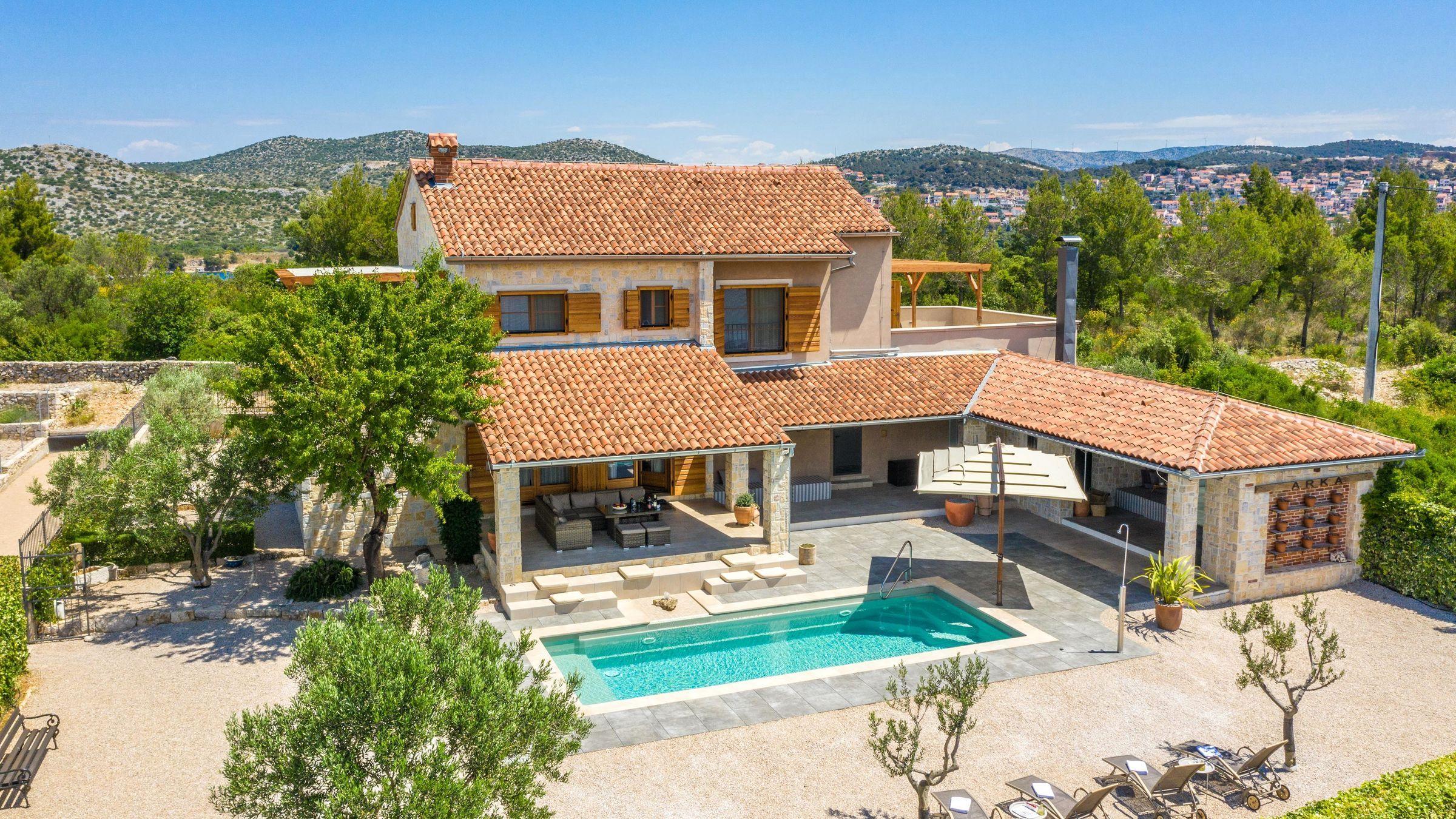 Luksusowa kamienna willa z basenem