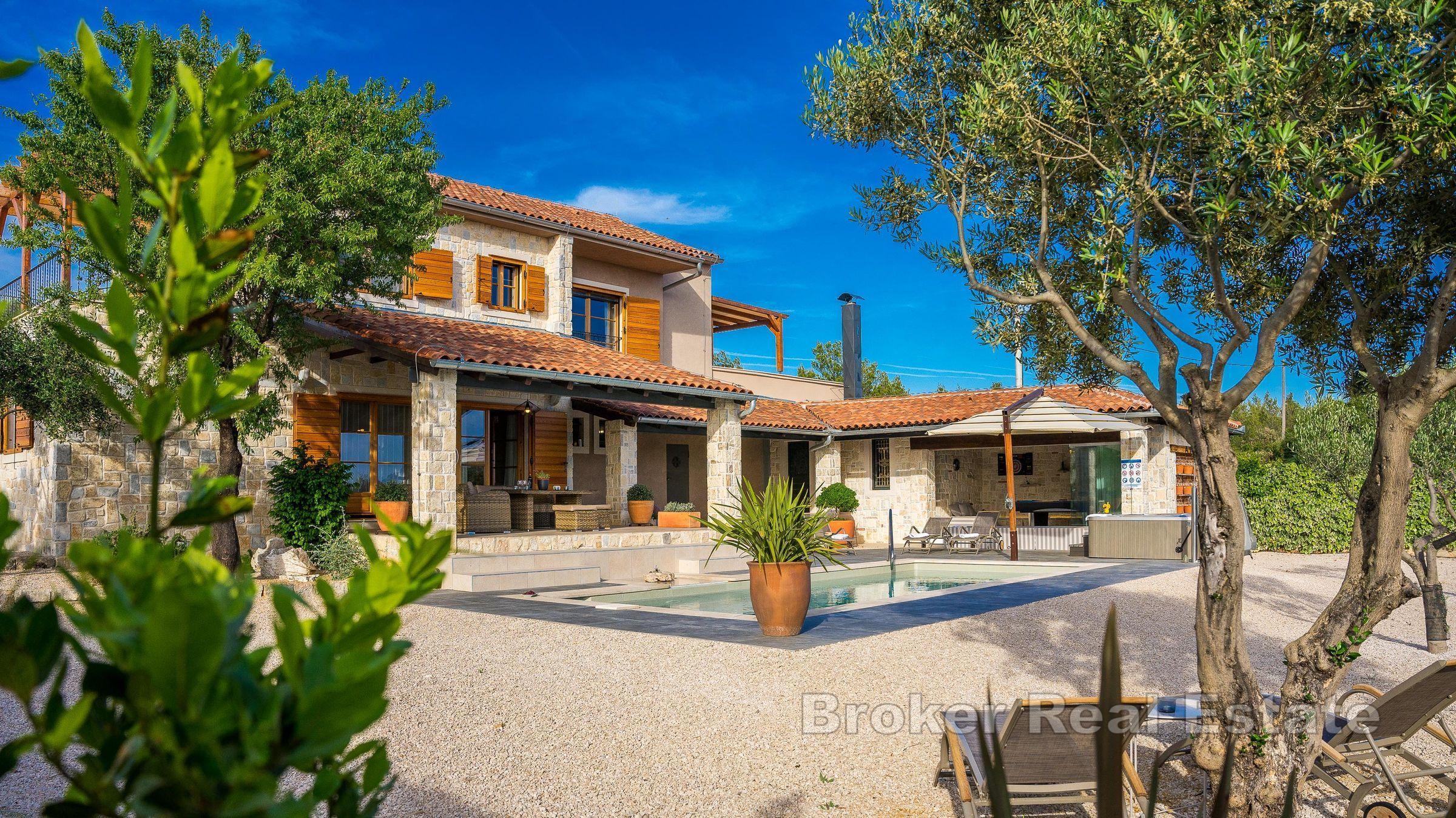 Luxuriöse Steinvilla mit Swimmingpool