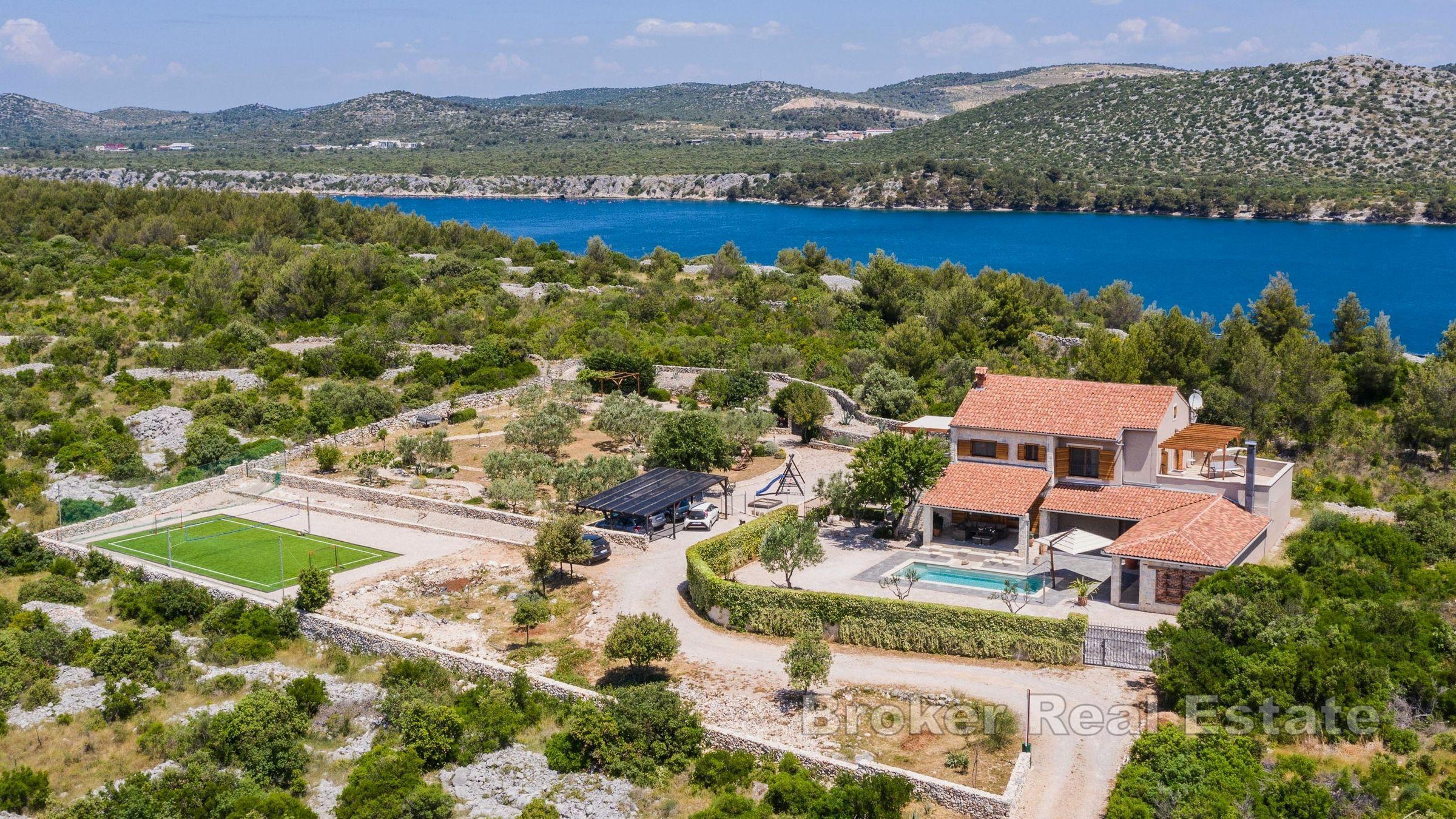 Luxuriöse Steinvilla mit Swimmingpool