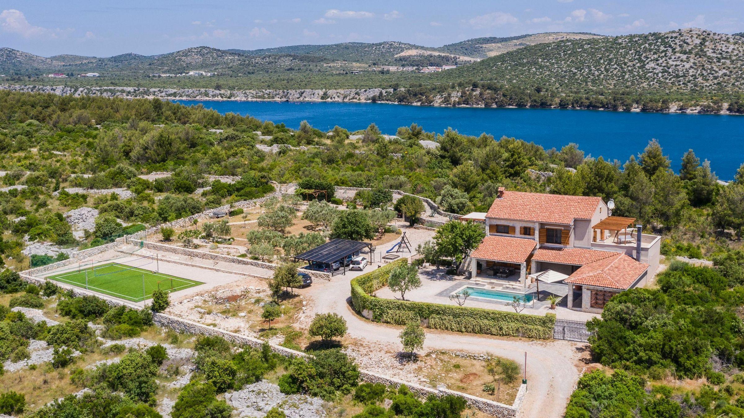 Luksusowa kamienna willa z basenem