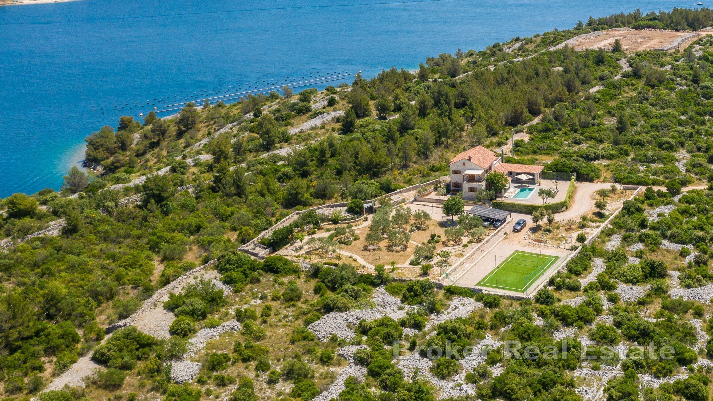 Luxuriöse Steinvilla mit Swimmingpool