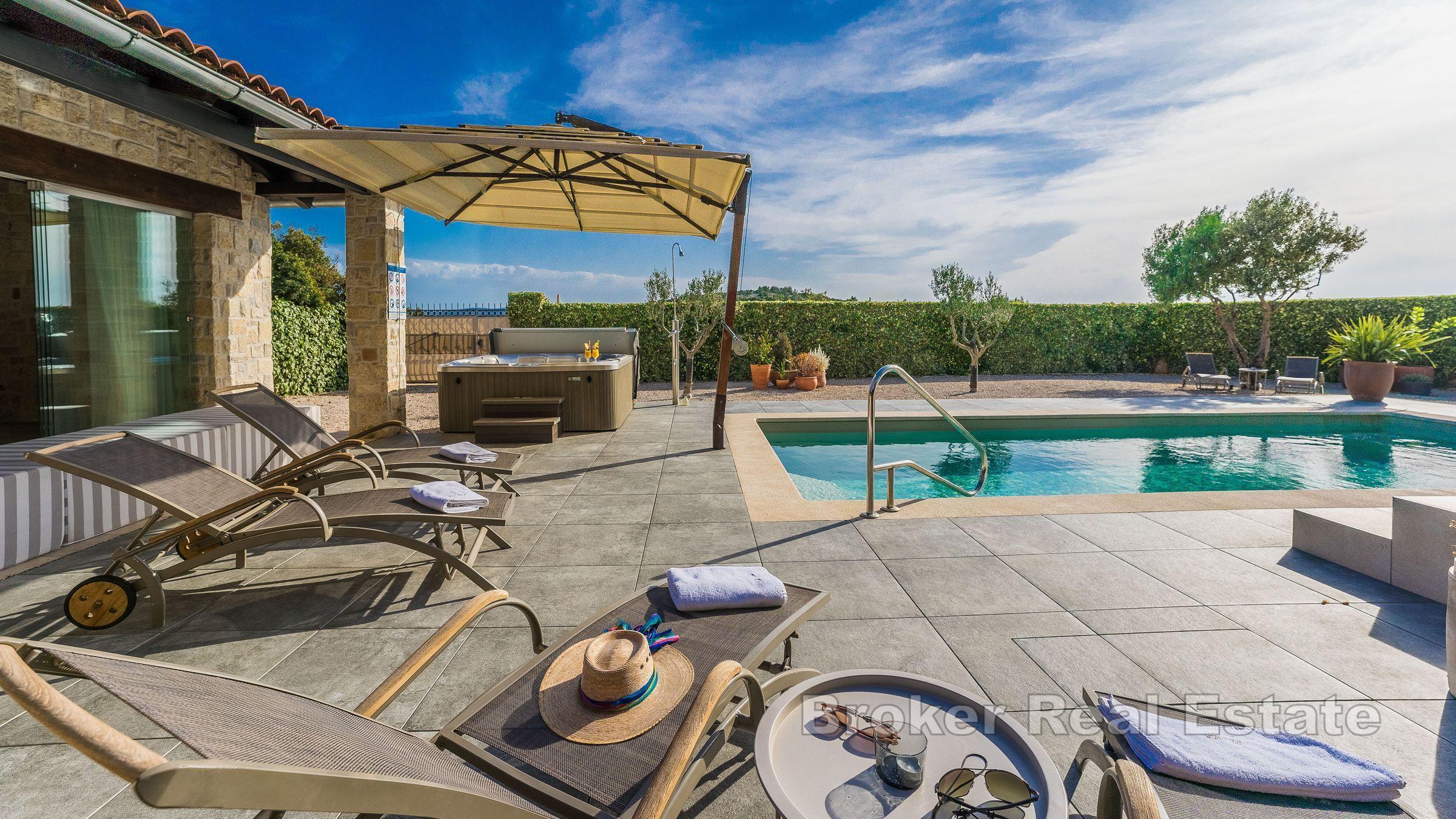 Luxuriöse Steinvilla mit Swimmingpool