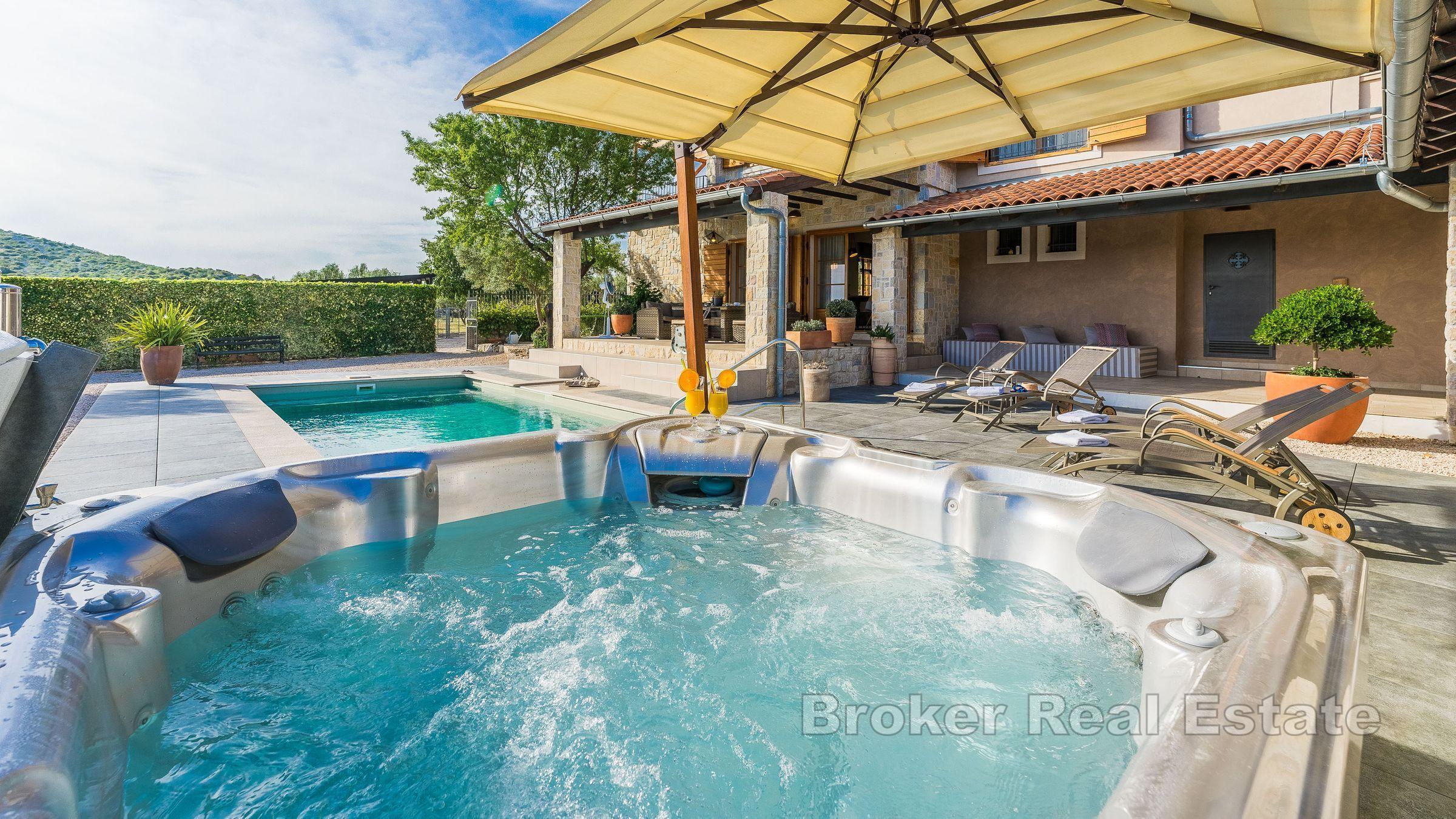 Luxuriöse Steinvilla mit Swimmingpool