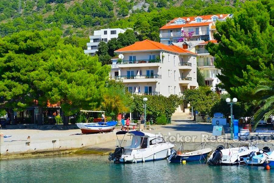 Apartment building with a restaurant in the first row to the sea