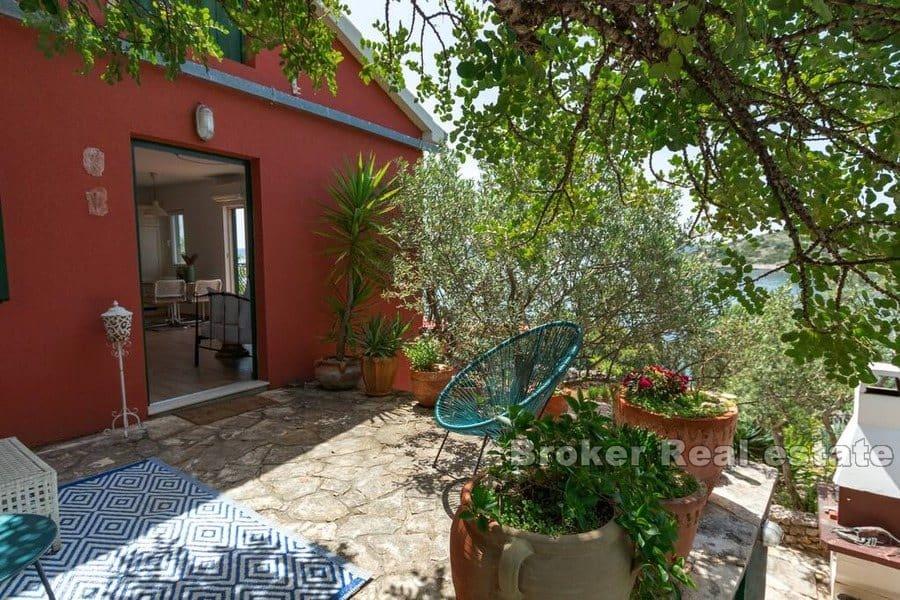 Maison au premier rang de la mer