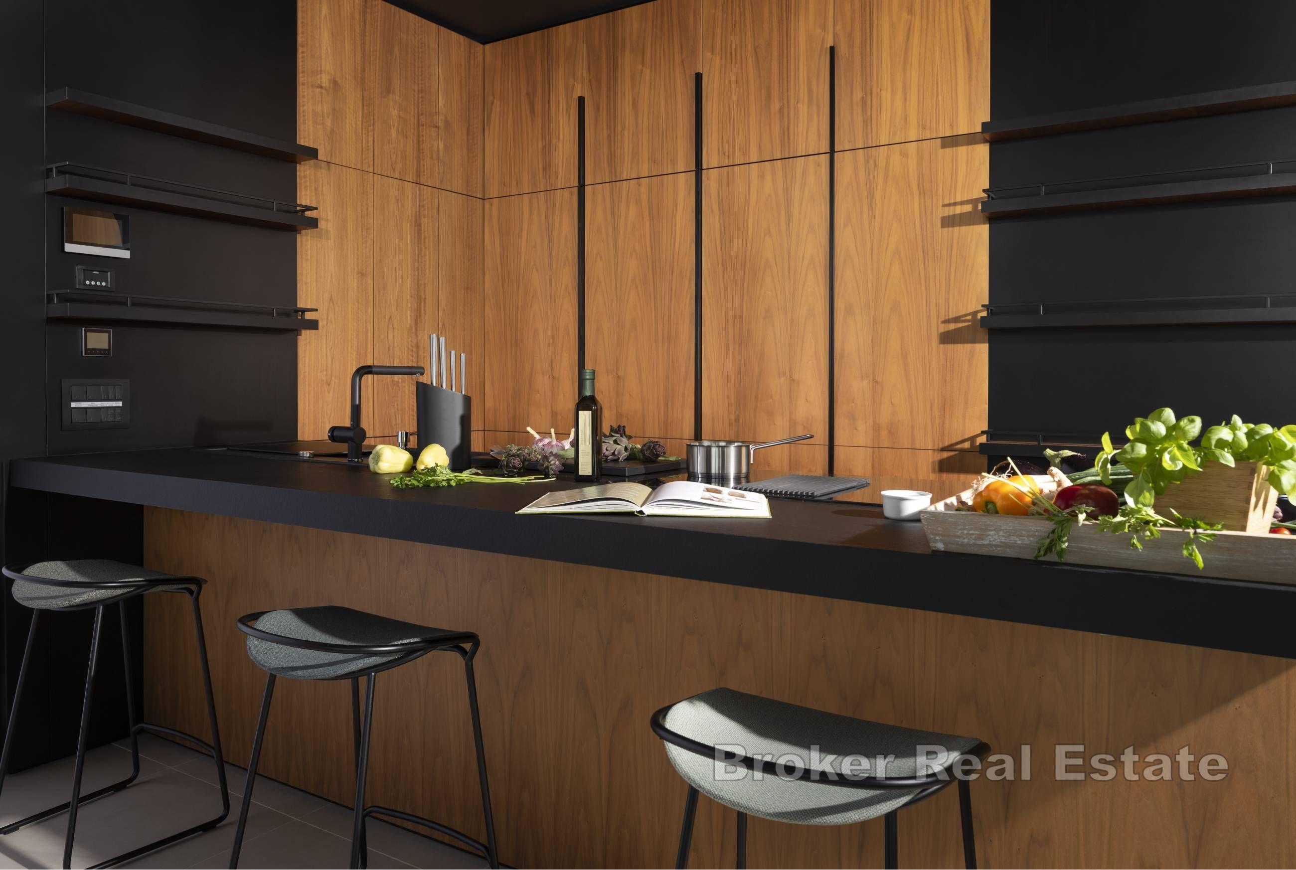 Moderne villa med panoramautsikt over havet