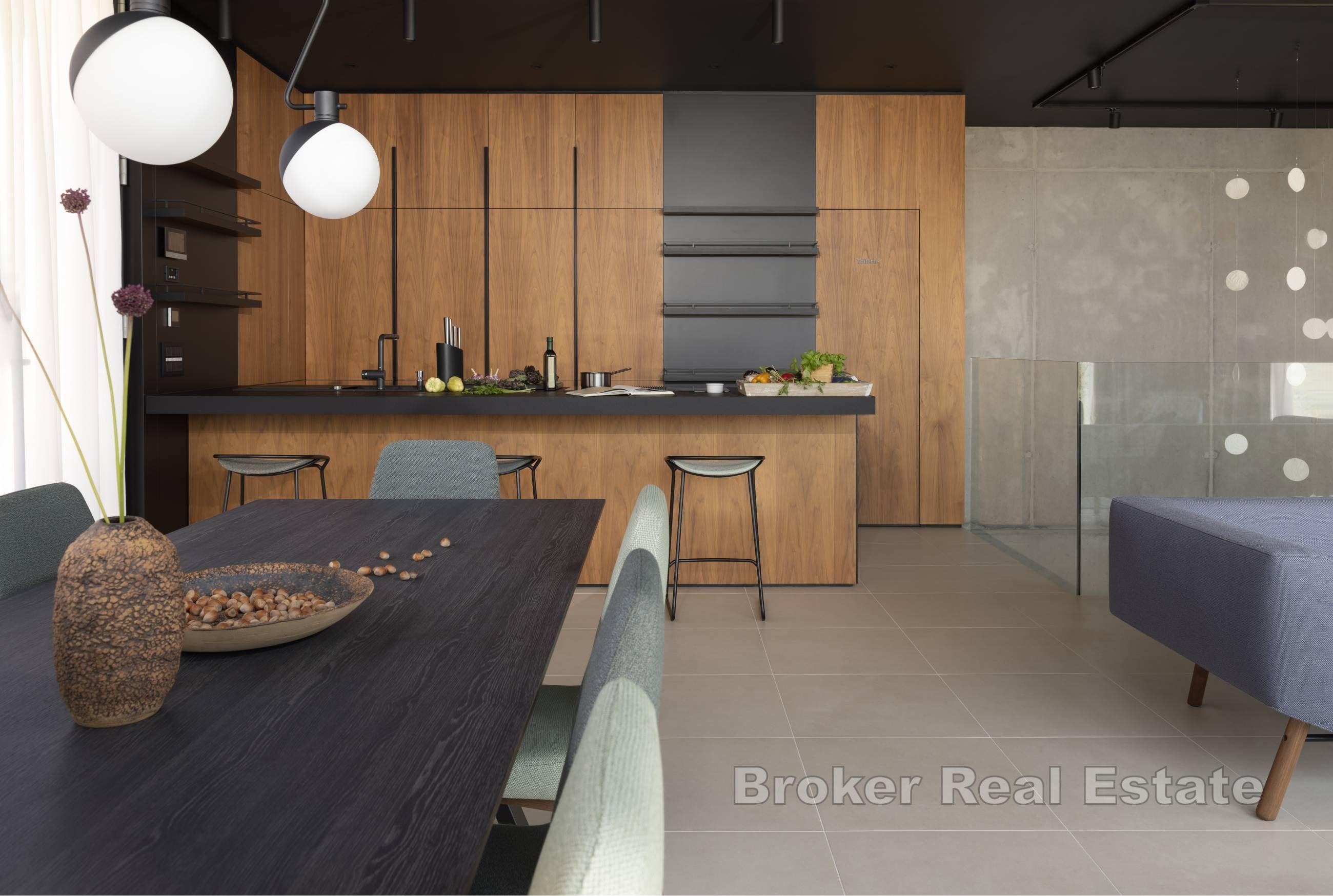 Moderne villa med panoramautsikt over havet