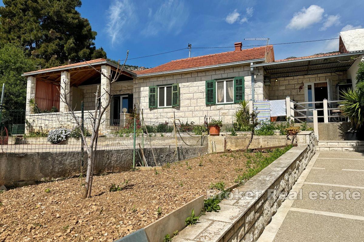 Maison au premier rang de la mer