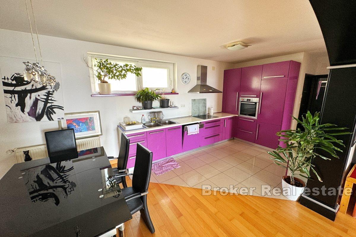 Maison au premier rang de la mer