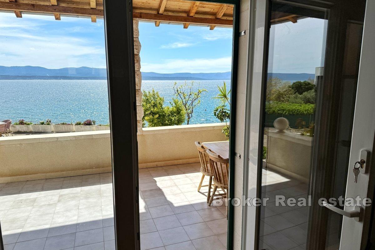 House first row to the sea