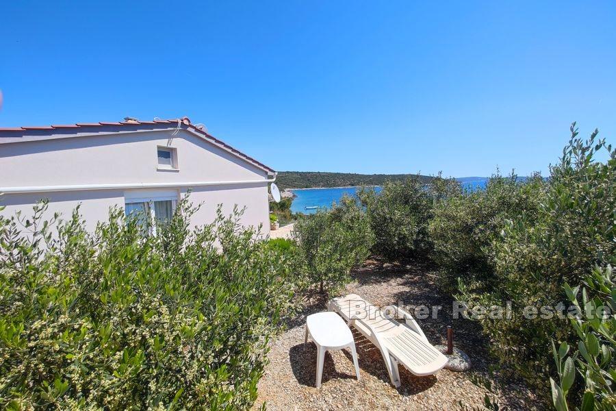 Maison au premier rang de la mer
