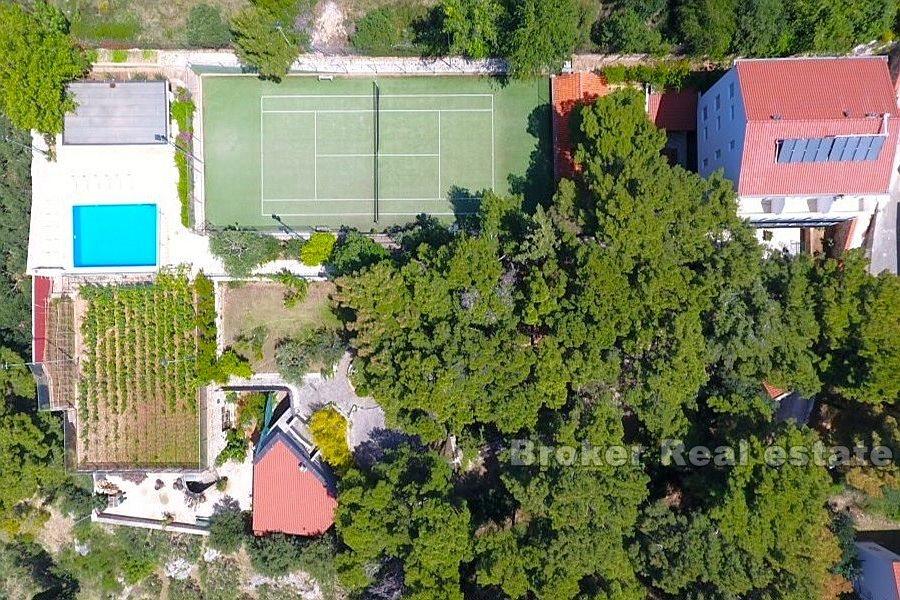 A large estate with houses for vacation and tourism