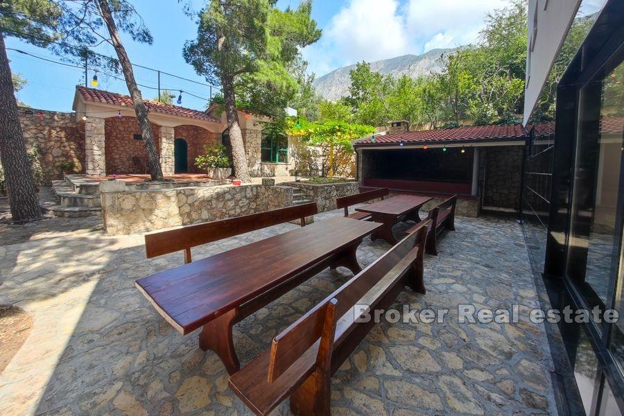 En stor eiendom med hus for ferie og turisme