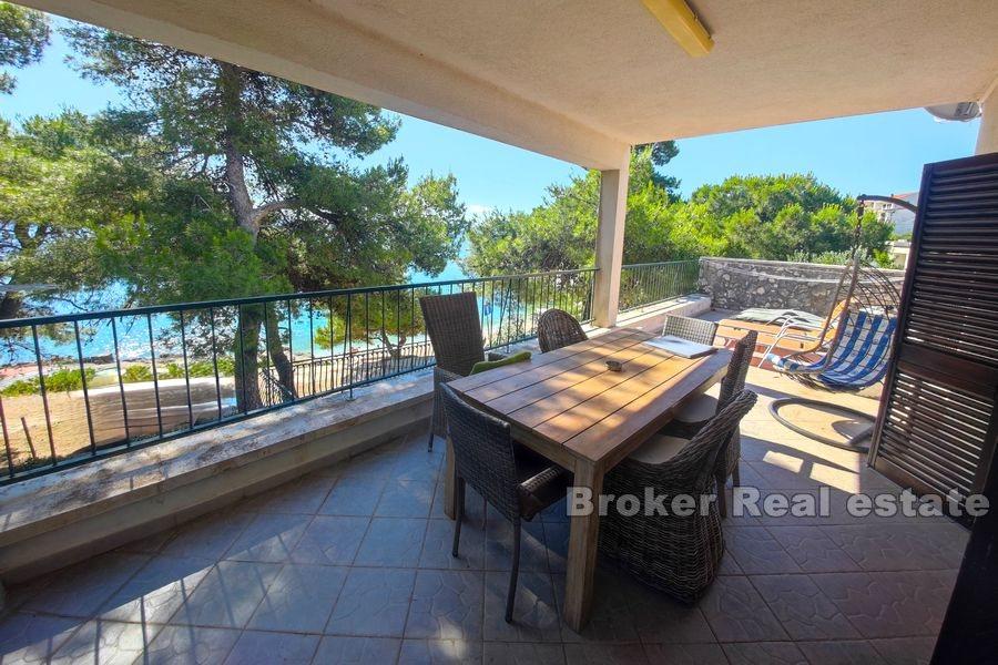 Maison au premier rang de la mer