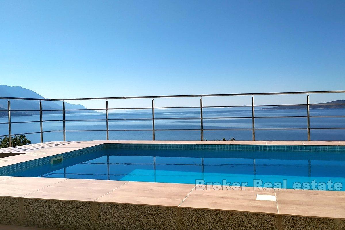 Maison au premier rang de la mer