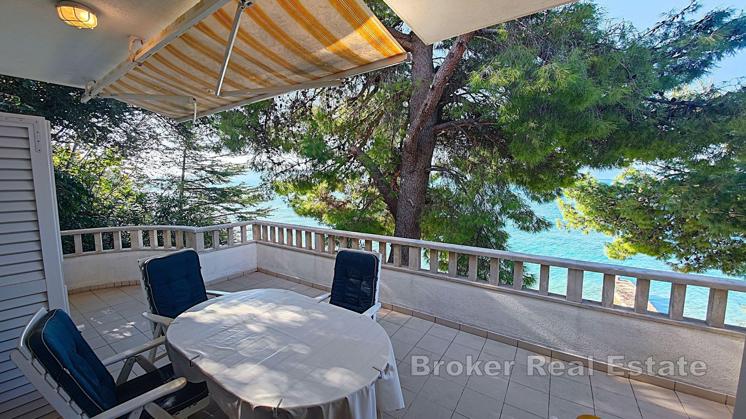 Maison au premier rang de la mer