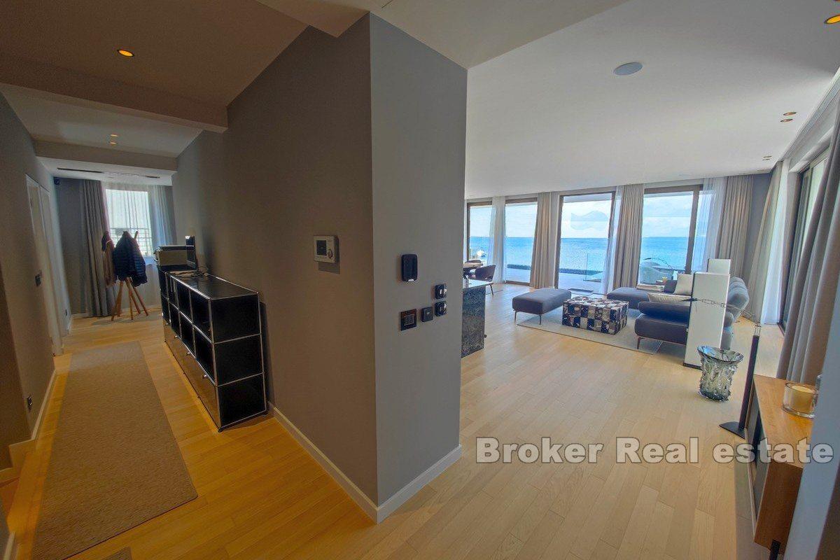 Villa contemporaine au premier rang de la mer