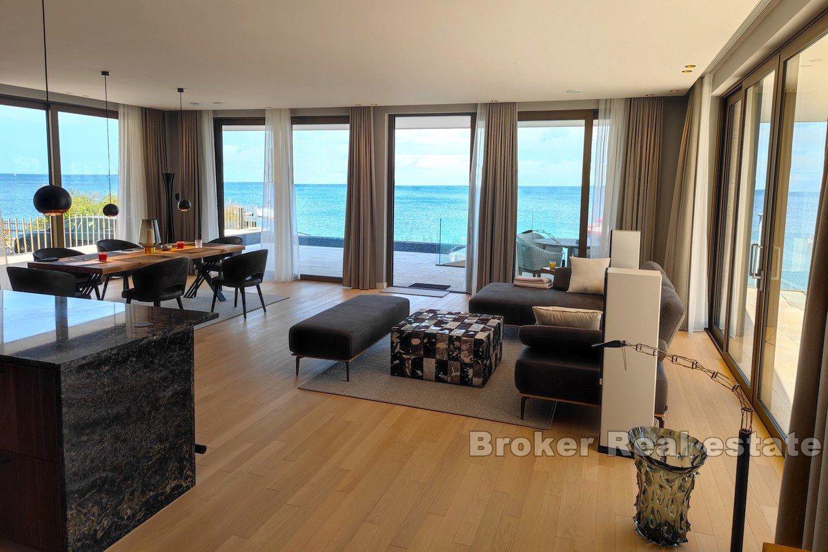 Villa contemporaine au premier rang de la mer