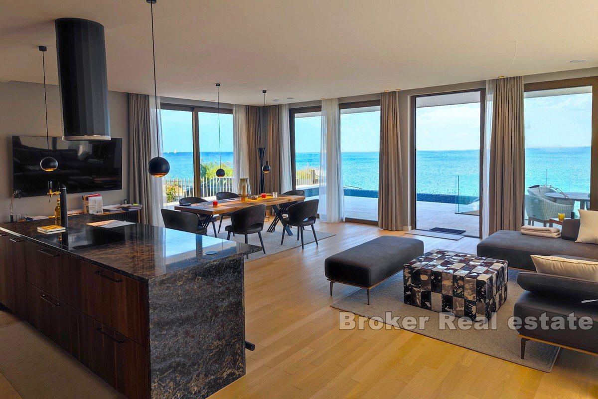 Villa contemporaine au premier rang de la mer