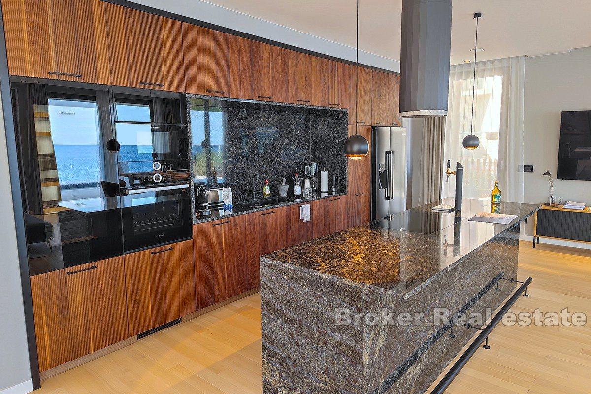 Villa contemporaine au premier rang de la mer