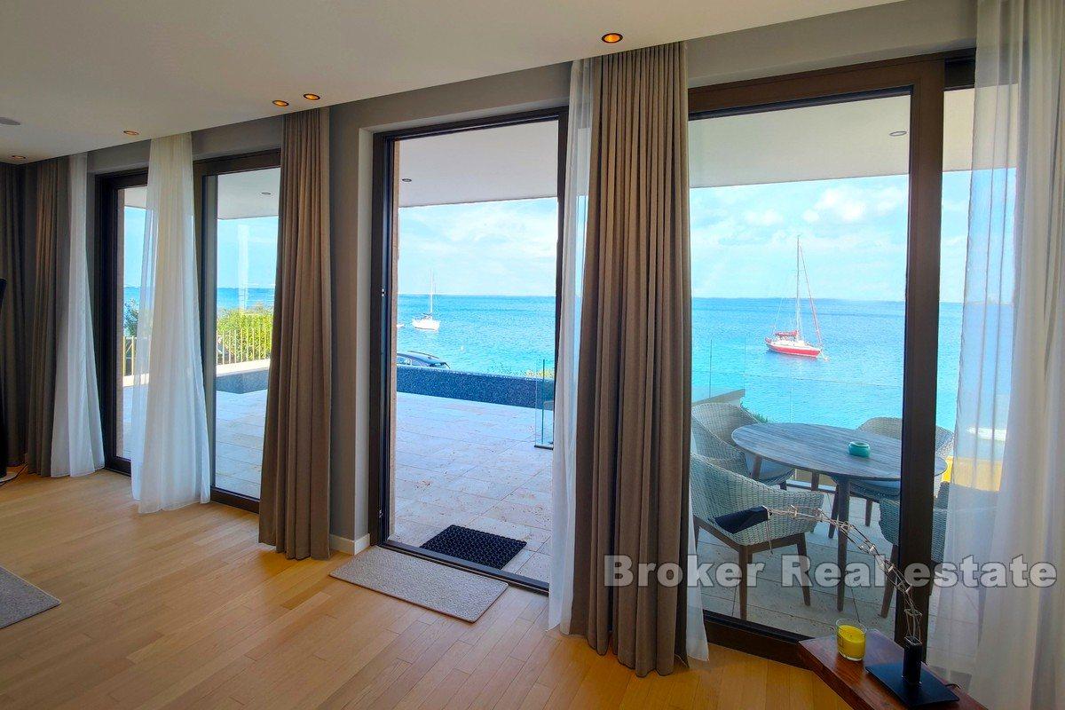 Villa contemporaine au premier rang de la mer