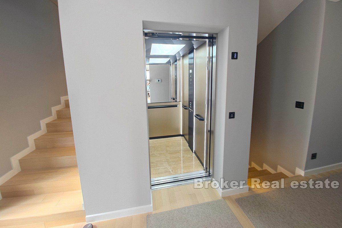 Villa contemporaine au premier rang de la mer