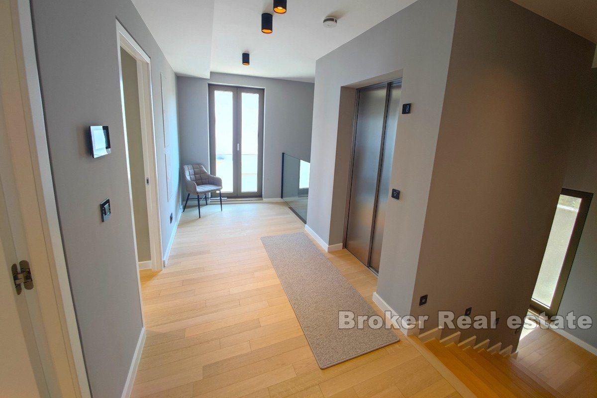 Villa contemporaine au premier rang de la mer