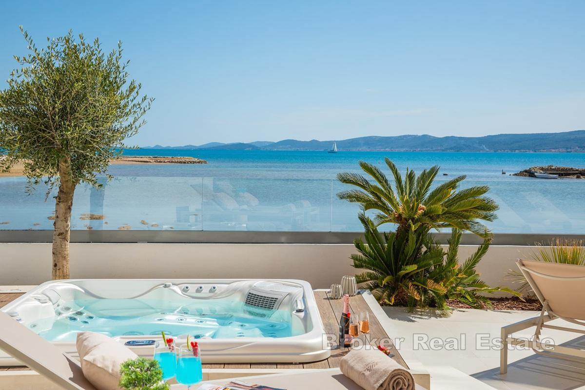 Villa en bord de plage, première rangée de la mer