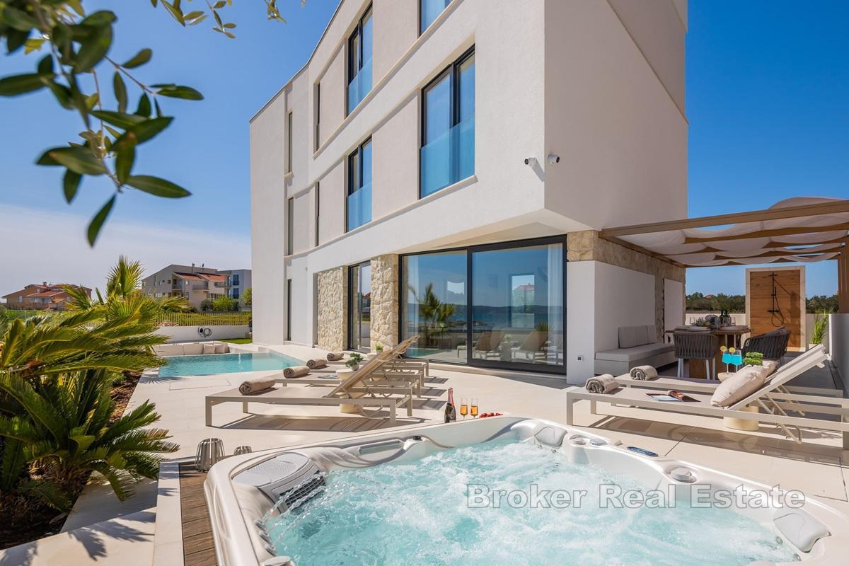 Villa en bord de plage, première rangée de la mer