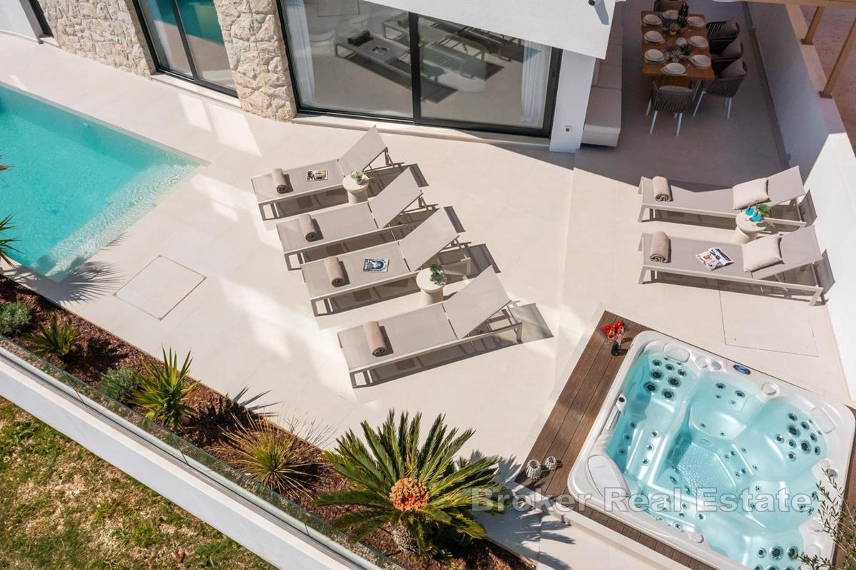 Villa en bord de plage, première rangée de la mer