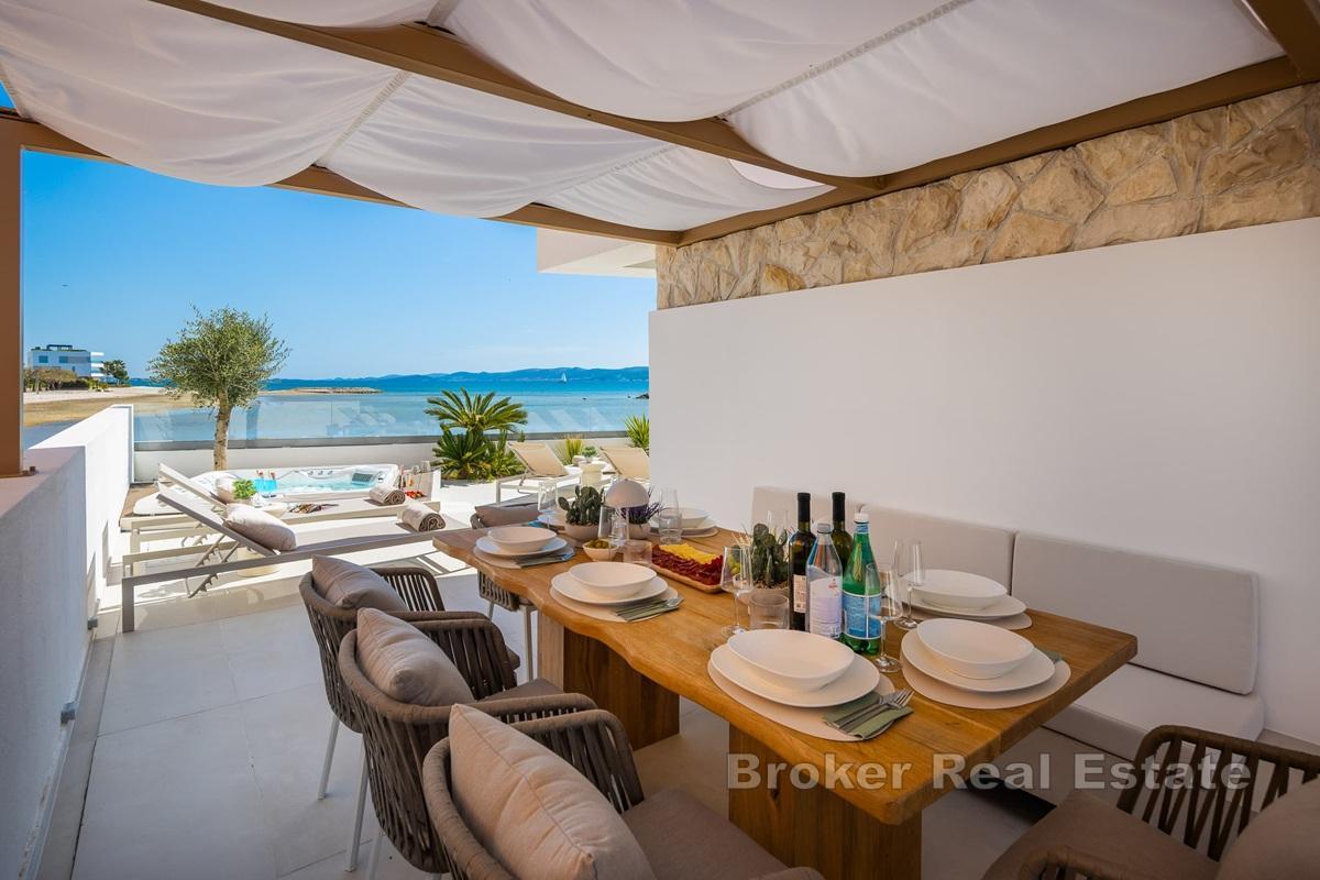 Villa en bord de plage, première rangée de la mer