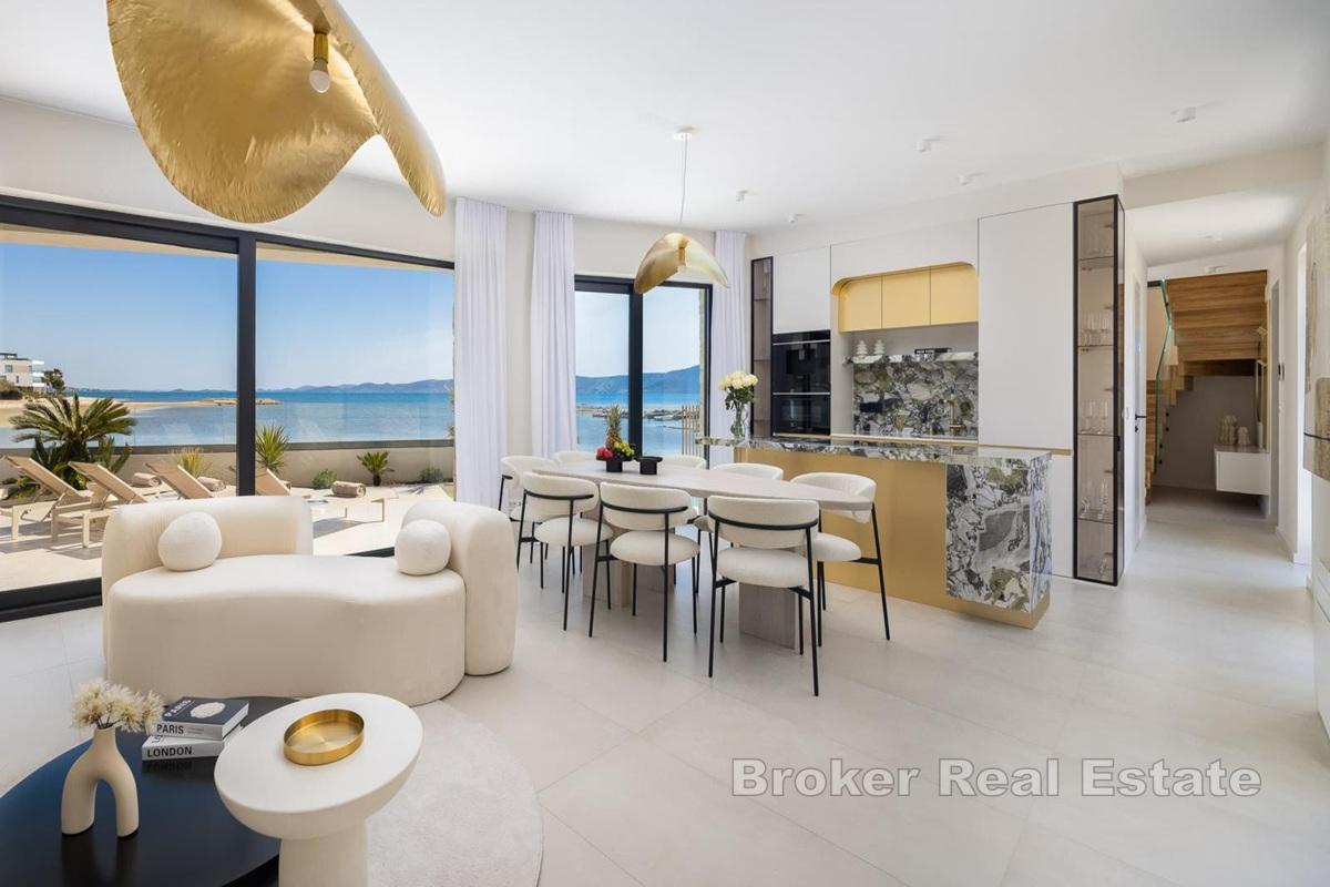 Villa en bord de plage, première rangée de la mer