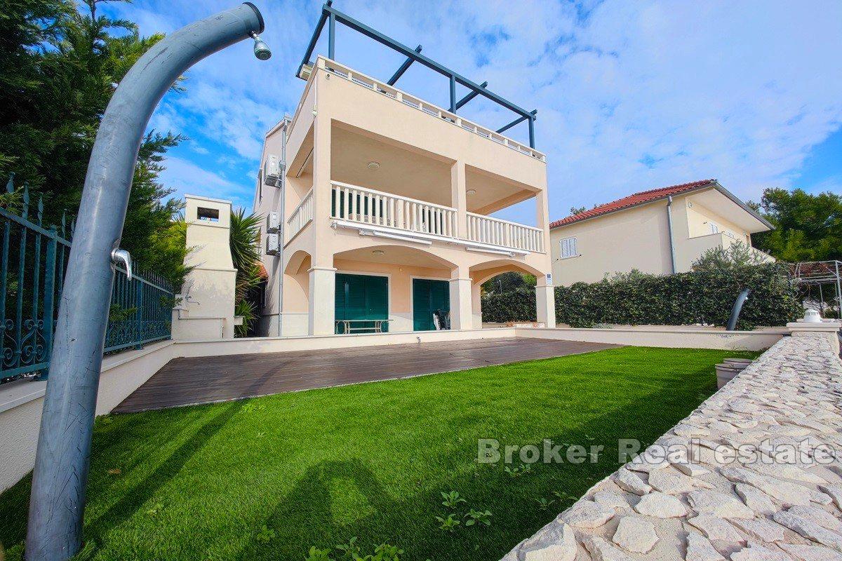 Вилла в первом ряду от моря