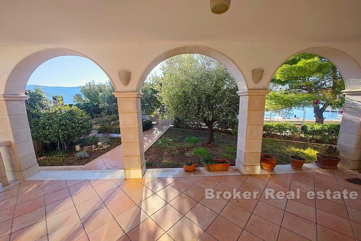 Villa en bord de plage, première rangée de la mer