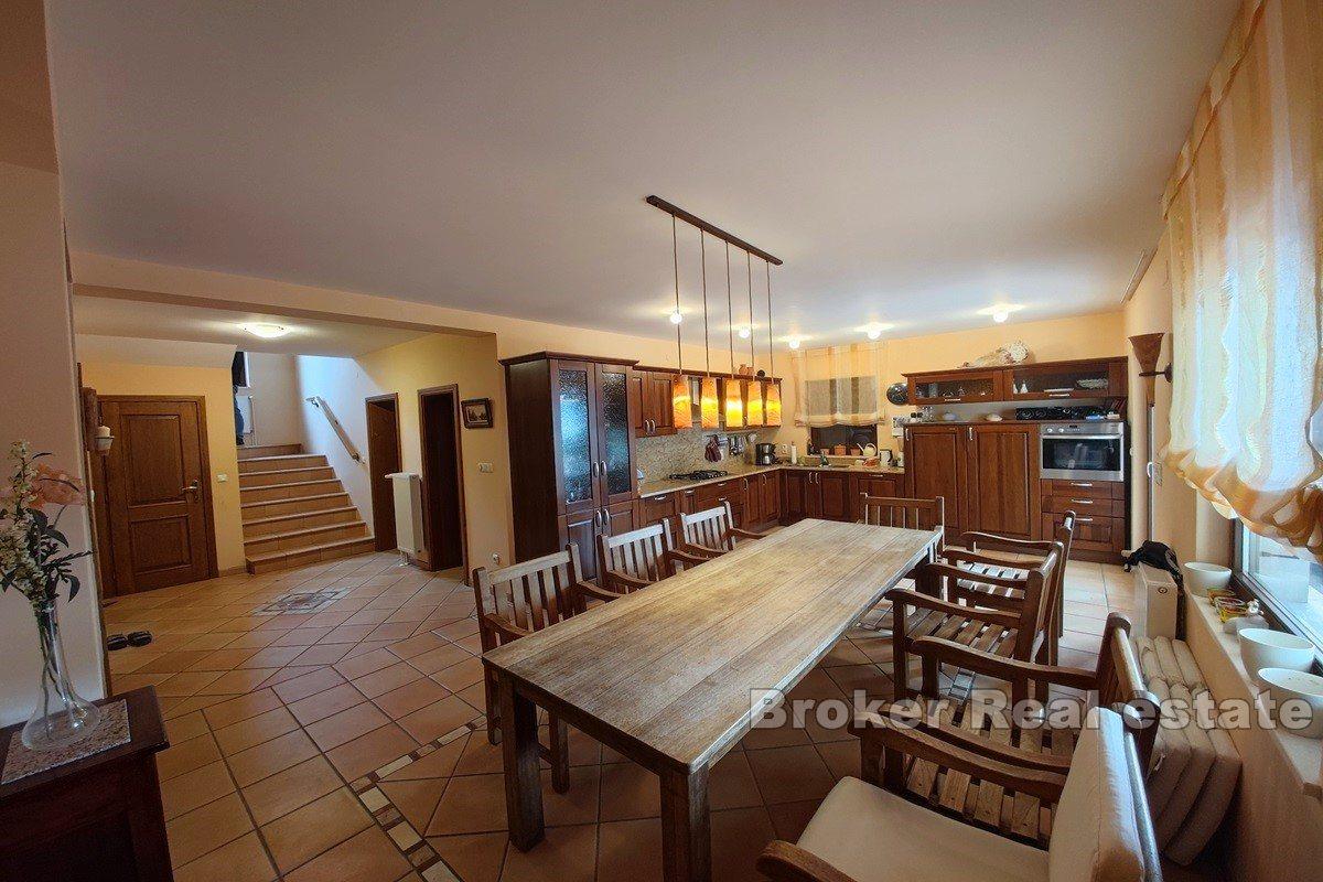Villa en bord de plage, première rangée de la mer