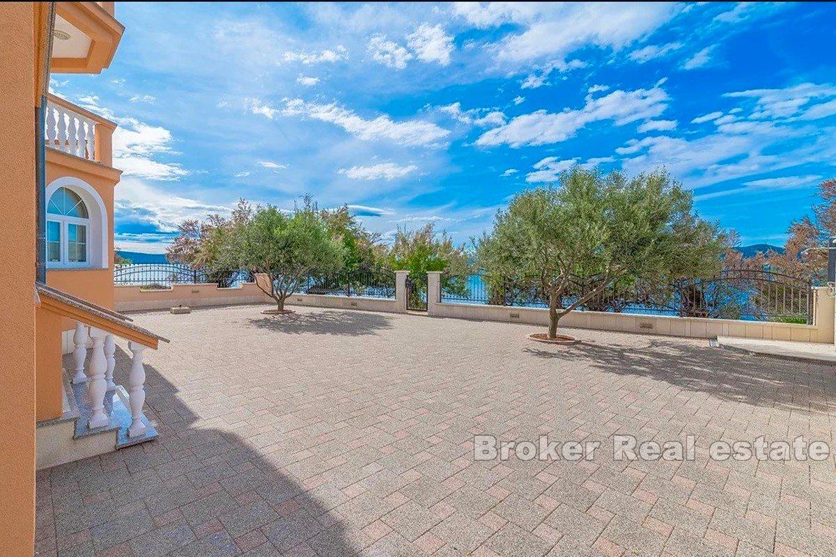 Дом с несколькими квартирами, первый ряд от моря