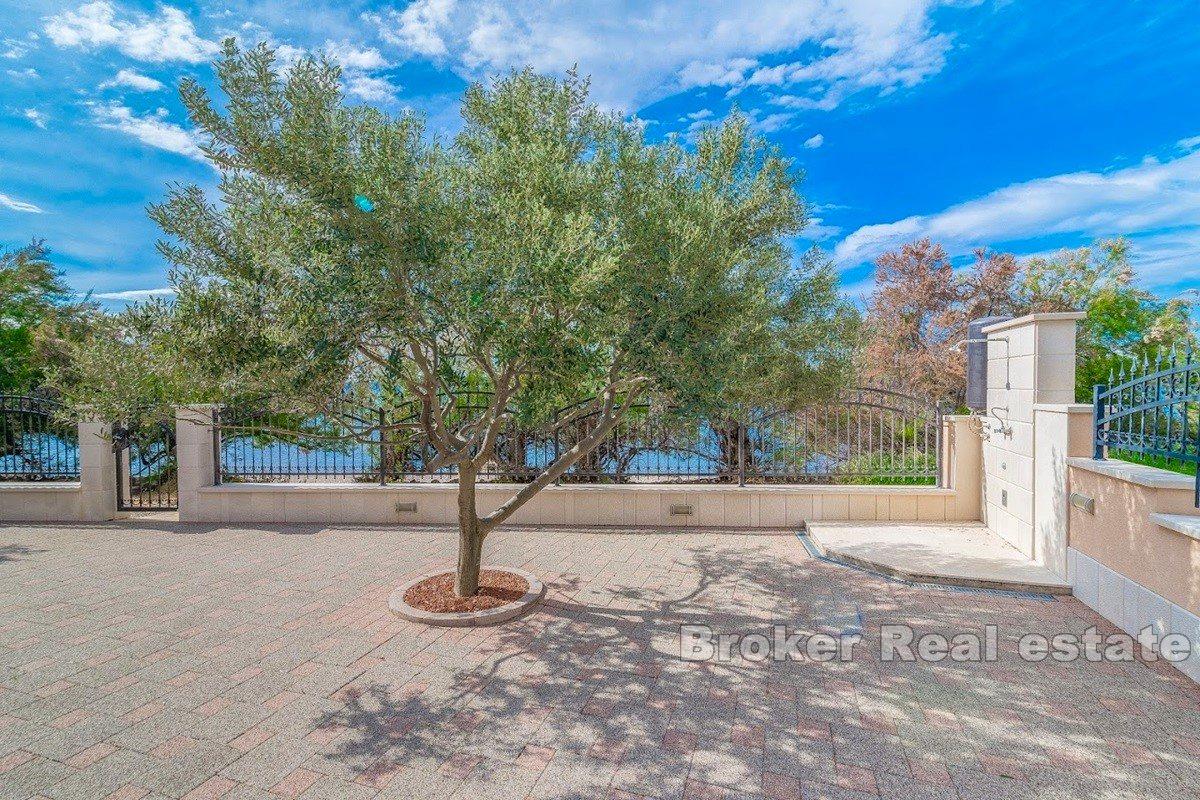 Дом с несколькими квартирами, первый ряд от моря