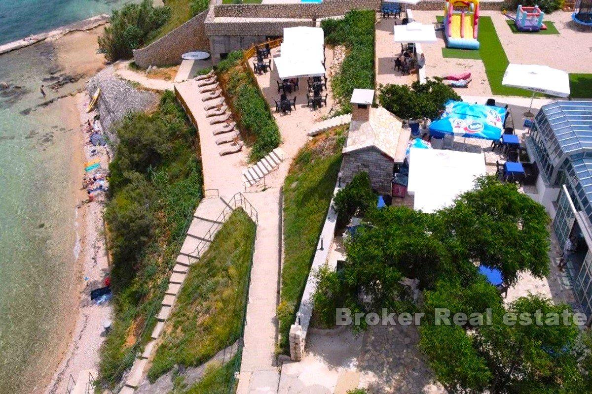 Семейный отель в первом ряду от моря