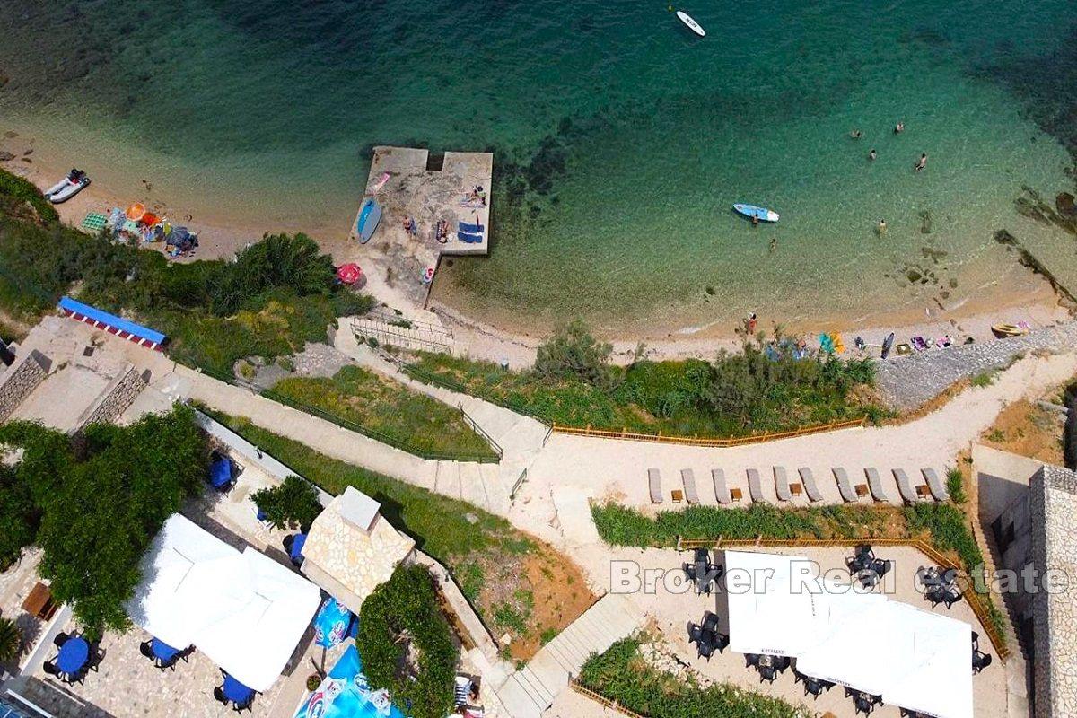 Семейный отель в первом ряду от моря