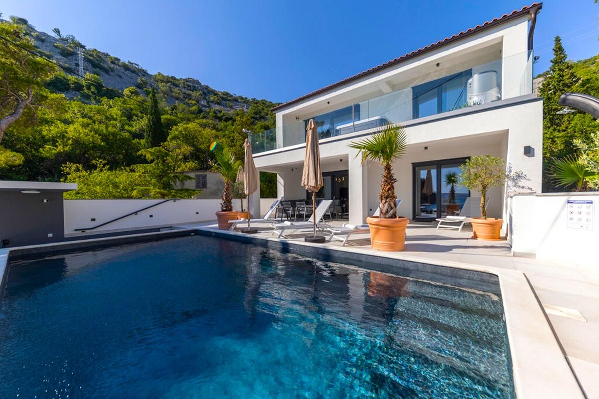 Villa première rangée de la mer